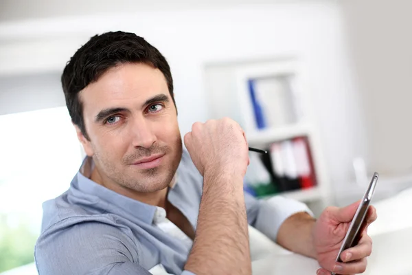 Handsome guy connected on smartphone — Stock Photo, Image