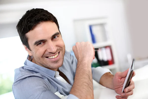 Smiling guy connected on smartphone — Stock Photo, Image