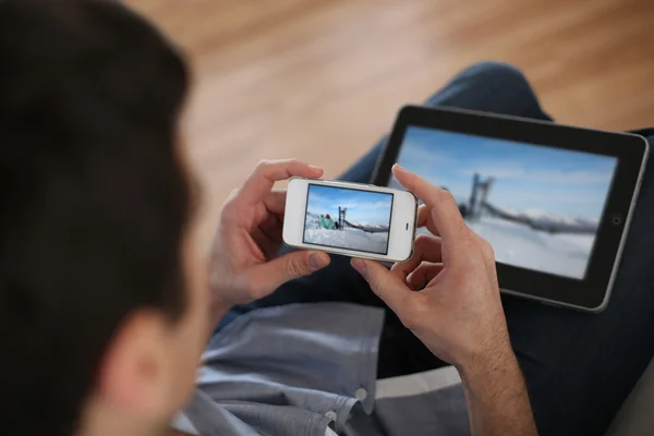 Uomo che utilizza tablet e smartphone digitali — Foto Stock