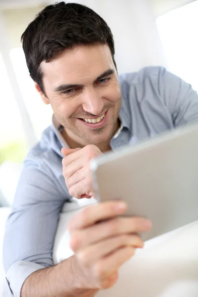 Mann surft mit digitalem Tablet im Internet — Stockfoto