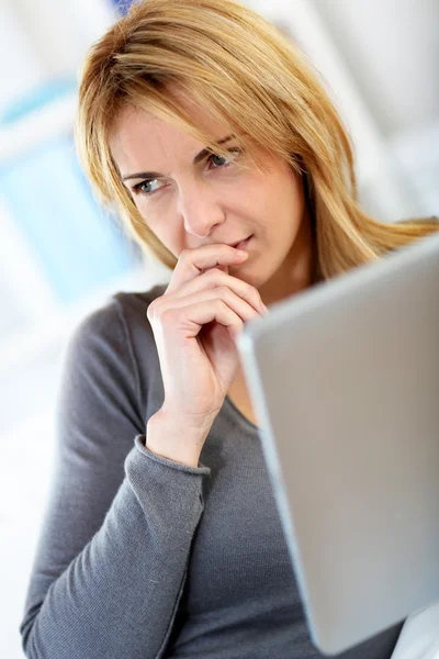 Vrouw aan het huis websurfing op digitale Tablet PC — Stockfoto