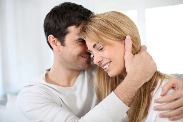 Doce casal estar apaixonado — Fotografia de Stock