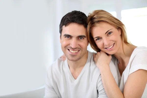 Casal casal relaxante em casa — Fotografia de Stock