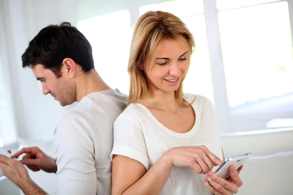 Couple typing message on smartphone — Stock Photo, Image