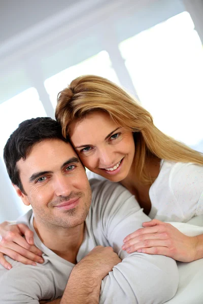 Porträt eines fröhlichen Paares mittleren Alters — Stockfoto
