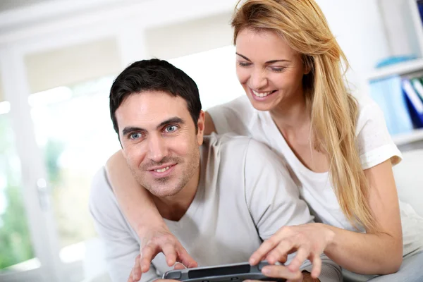 Çift evde video oyunları oynarken — Stockfoto