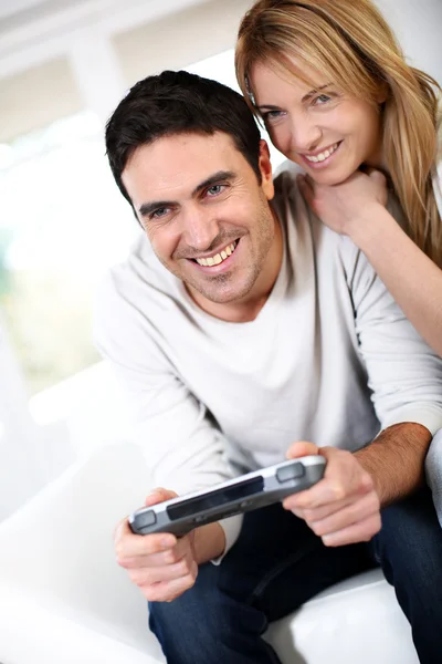 Casal em casa jogando videogames — Fotografia de Stock