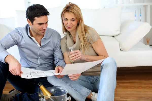 Casal celebrando nova casa — Fotografia de Stock