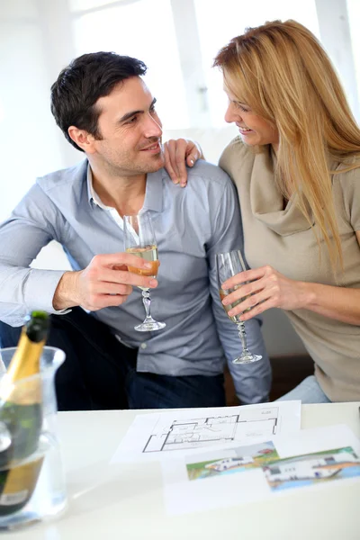 New property owners celebrating with champagne — Stock Photo, Image