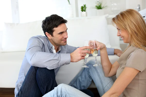 Pareja romántica bebiendo vino en casa — Foto de Stock