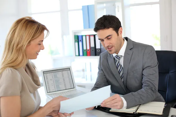 Mujer reunión banquero para establecer su propio negocio — Foto de Stock