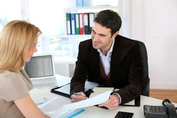 Woman meeting lawyer to set up her own business — Stock Photo, Image