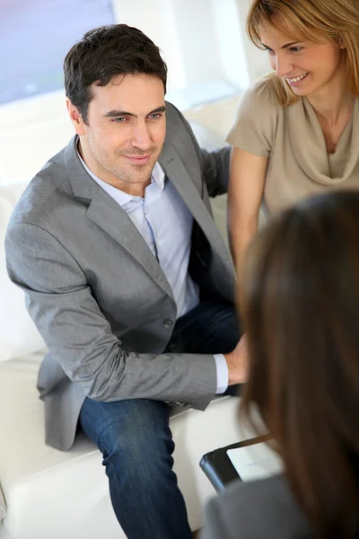 Paar trifft Finanzberater für Investitionen — Stockfoto