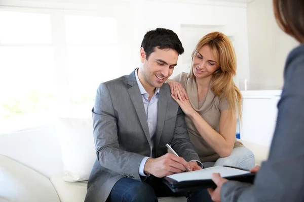 Couple signant les termes du contrat immobilier — Photo