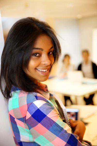 Porträt eines lächelnden Studentenmädchens — Stockfoto