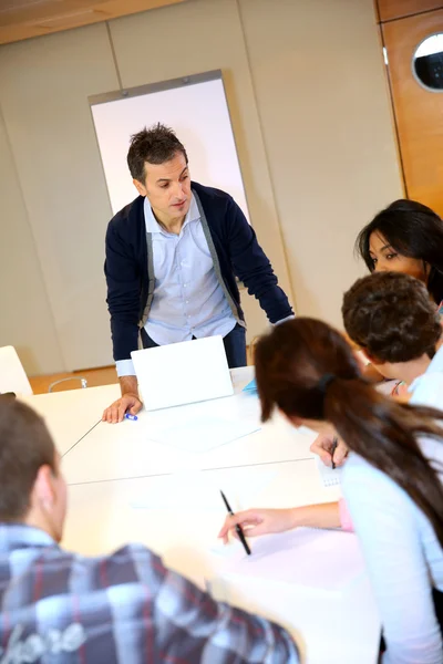 Profesora universitaria en clase con grupo de estudiantes — Foto de Stock