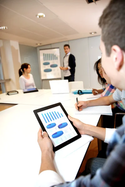 College-Student nutzt Tablet im Unterricht während Präsentation — Stockfoto