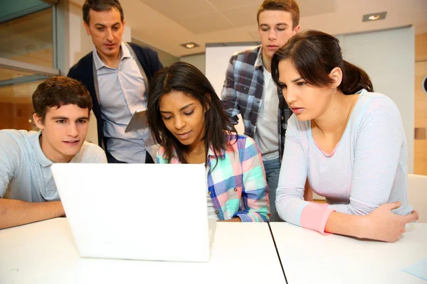 Gruppo di studenti in formazione informatica con insegnante — Foto Stock