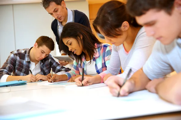 Grupp av tonåringar i klass skriva en tenta — Stockfoto