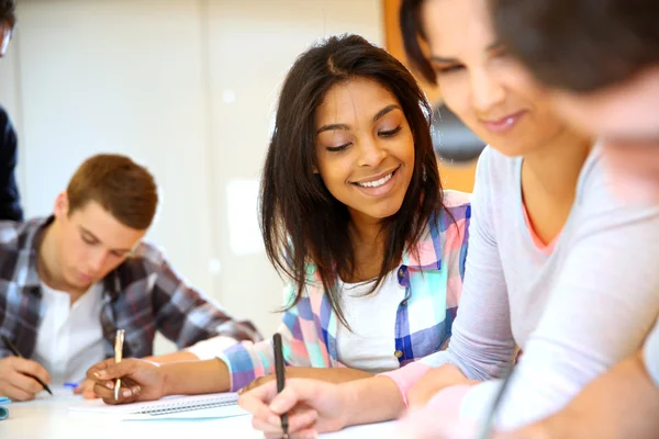 Gruppe von Teenagern in der Klasse schreibt eine Prüfung — Stockfoto