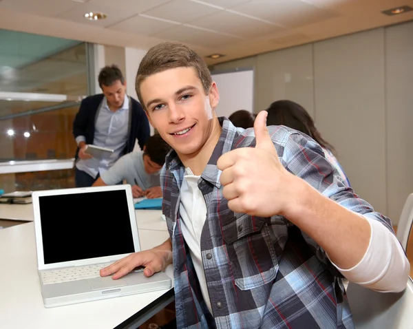 Φοιτητής με laptop εμφανίζονται αντίχειρα — Φωτογραφία Αρχείου