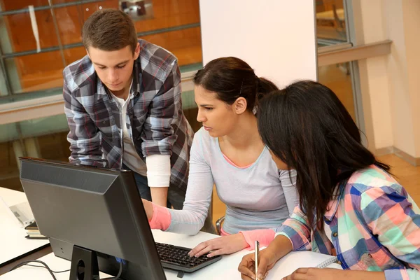 Studentengruppe, die im Computerlabor arbeitet — Stockfoto