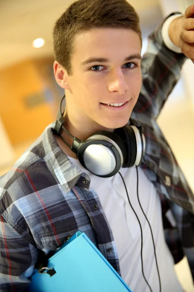 Trendi fiatal egyetemista fiú zene fejhallgató — Stock Fotó