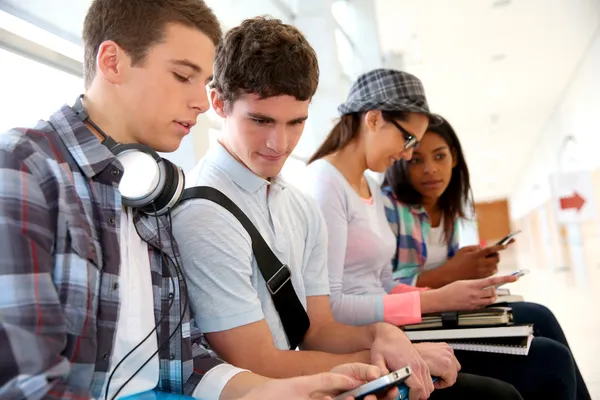 Youth and technology at school — Stock Photo, Image