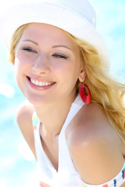 Closeup of beautiful girl at the beach Zdjęcie Stockowe