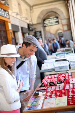 bit pazarı ile yürüyen turist Madrid