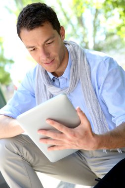 yakışıklı olan websurfing tablet ile internet üzerinde