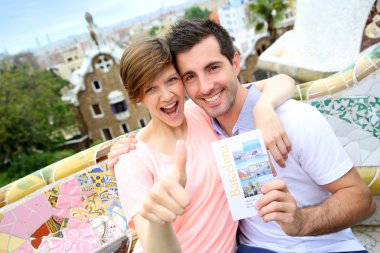 Çift yolcuları guell Parkı ziyaret