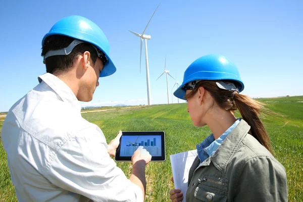 Ingegneri che utilizzano tablet sul sito della turbina eolica — Foto Stock