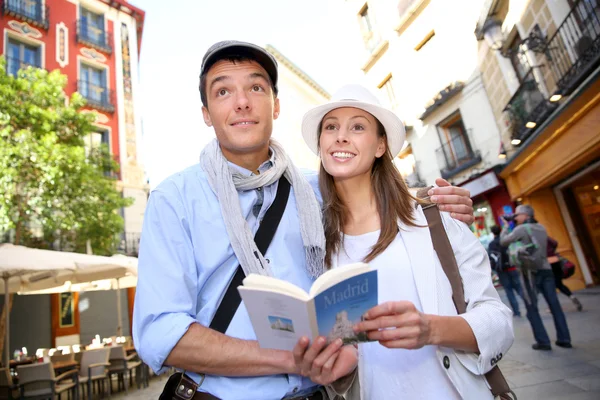 Romantisch paar wandelen in de straten van madrid, Spanje — Stockfoto