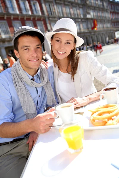 Turistas sentados en la cafetería de la Plaza Mayor, Madrid — Foto de Stock