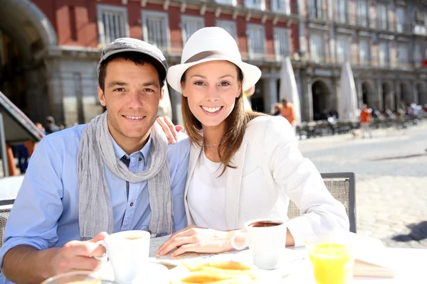 Turistas sentados en la cafetería de la Plaza Mayor, Madrid —  Fotos de Stock