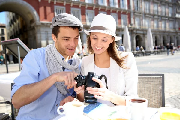 Turistas en Madrid revisando imágenes — Foto de Stock