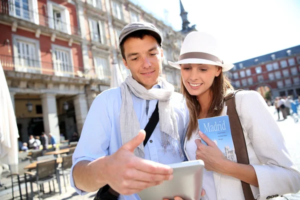 Casal visitando Madrid conectado em tablet digital — Fotografia de Stock