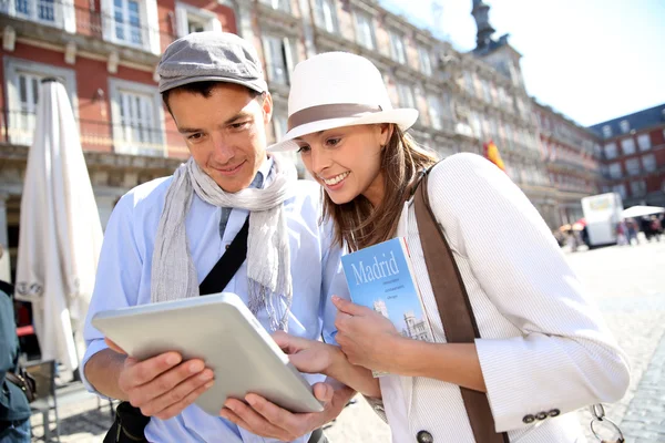 Ehepaar zu Besuch bei Madrid mit digitalem Tablet verbunden — Stockfoto