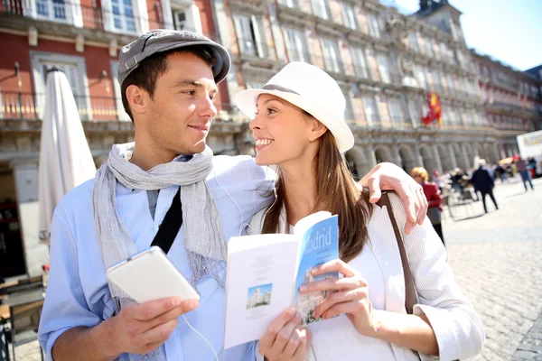Touristen zu Fuß auf der Plaza Mayor mit Reiseführer — Stockfoto