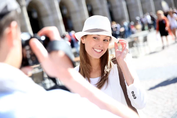 Homem tirando foto de namorada em Madrid — Fotografia de Stock