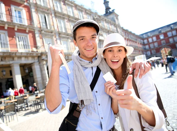 Casal alegre mostrando passe de visitante de Madrid — Fotografia de Stock