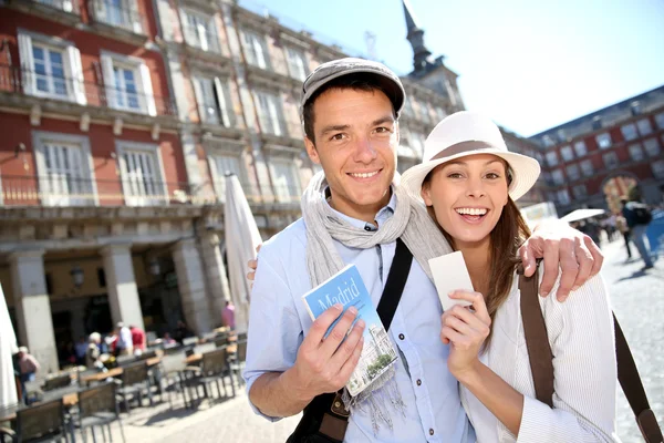 Casal alegre mostrando passe de visitante de Madrid — Fotografia de Stock