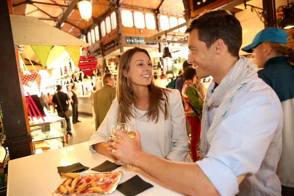 Casal em Madrid comer sabores espanhóis — Fotografia de Stock