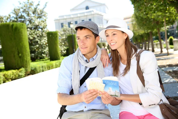 Bir kaç turist la plaza de oriente de Madrid — Stok fotoğraf