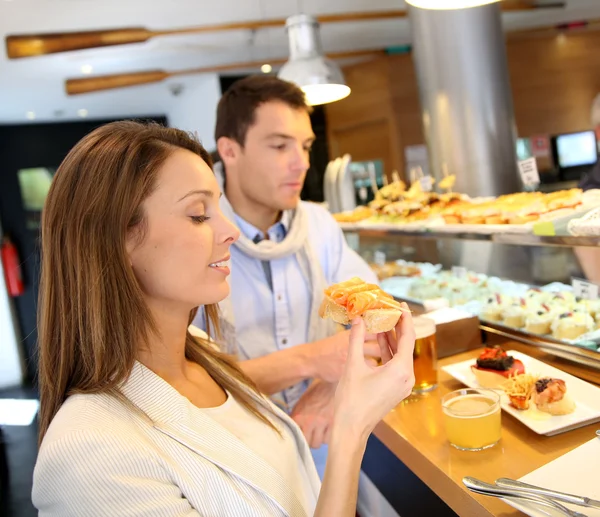 Pareja en Madrid comiendo salados españoles — Foto de Stock