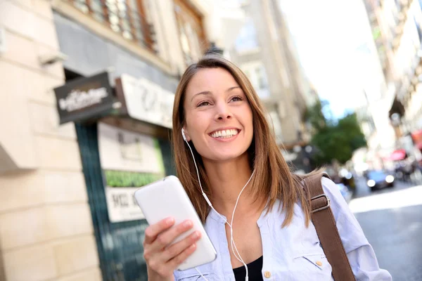 Glad flicka med smartphone i stan — Stockfoto