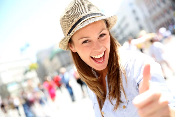 Retrato de chica alegre en la ciudad mostrando los pulgares hacia arriba —  Fotos de Stock