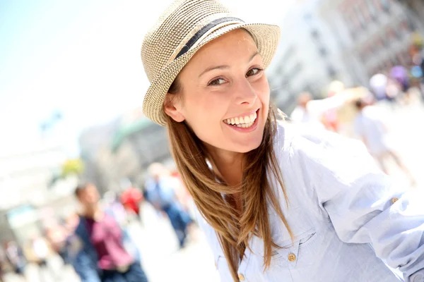 Portret van vrolijke mooi meisje in de stad — Stockfoto