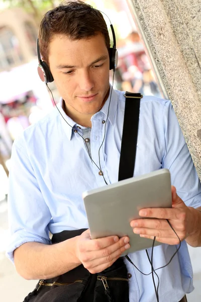 Příležitostné muž ve městě pomocí digitálních tablet — Stock fotografie